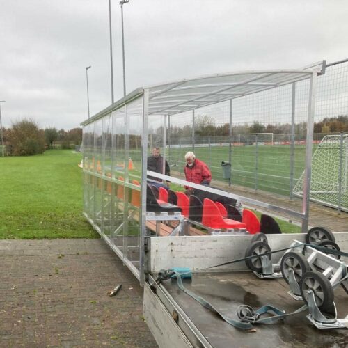 Tribune Sienna 35 De Sienna tribune past perfect in kleinere sportaccommodaties, met drie zitrijen voor optimaal comfort. Deze staat in Beerzerveld.