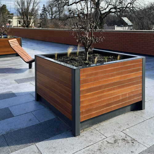 Plantenbak- zitbankcombinatie model Cimi 21 De Cimi plantenbak heeft een zeer ruime inhoud, ideaal voor grotere planten en struiken.Het design van de Cimi plantenbak past perfect bij zowel stedelijke als landelijke tuinen.