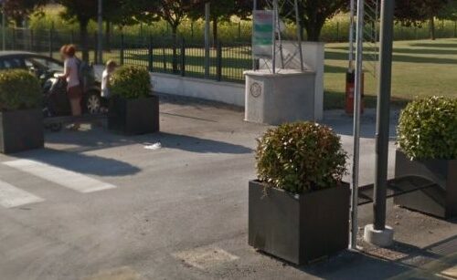 Twee riante plantenbakken 60x60x75cm met daartussen een zitbank met naar keuze een lengte van 120cm of 160cm.