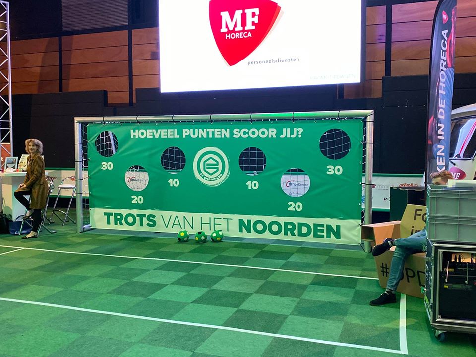 Pupillen voetbaldoel JVD180 26 Op de ondernemersbeurs 2019 Noord Nederland hebben we de nieuwste uitvoering van voetbaldoel JVD180 gepresenteerd, in samenwerking met FC Groningen.