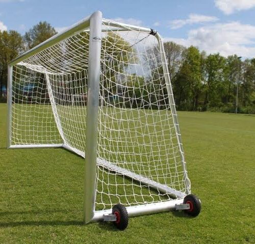 Pupillen voetbaldoel JVD180 39 Pupillen voetbaldoelen JVD180, op de afbeelding ziet u de aangelaste wielen aan dit topsegement jeugd voetbaldoel, aan de andere zijde is de draagbeugel aangelast.