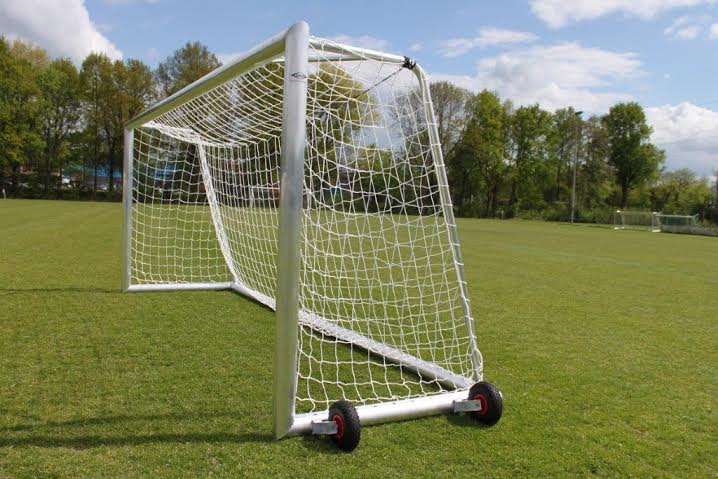 Pupillen voetbaldoel JVD180 9 Pupillen voetbaldoelen JVD180, op de afbeelding ziet u de aangelaste wielen aan dit topsegement jeugd voetbaldoel, aan de andere zijde is de draagbeugel aangelast.
