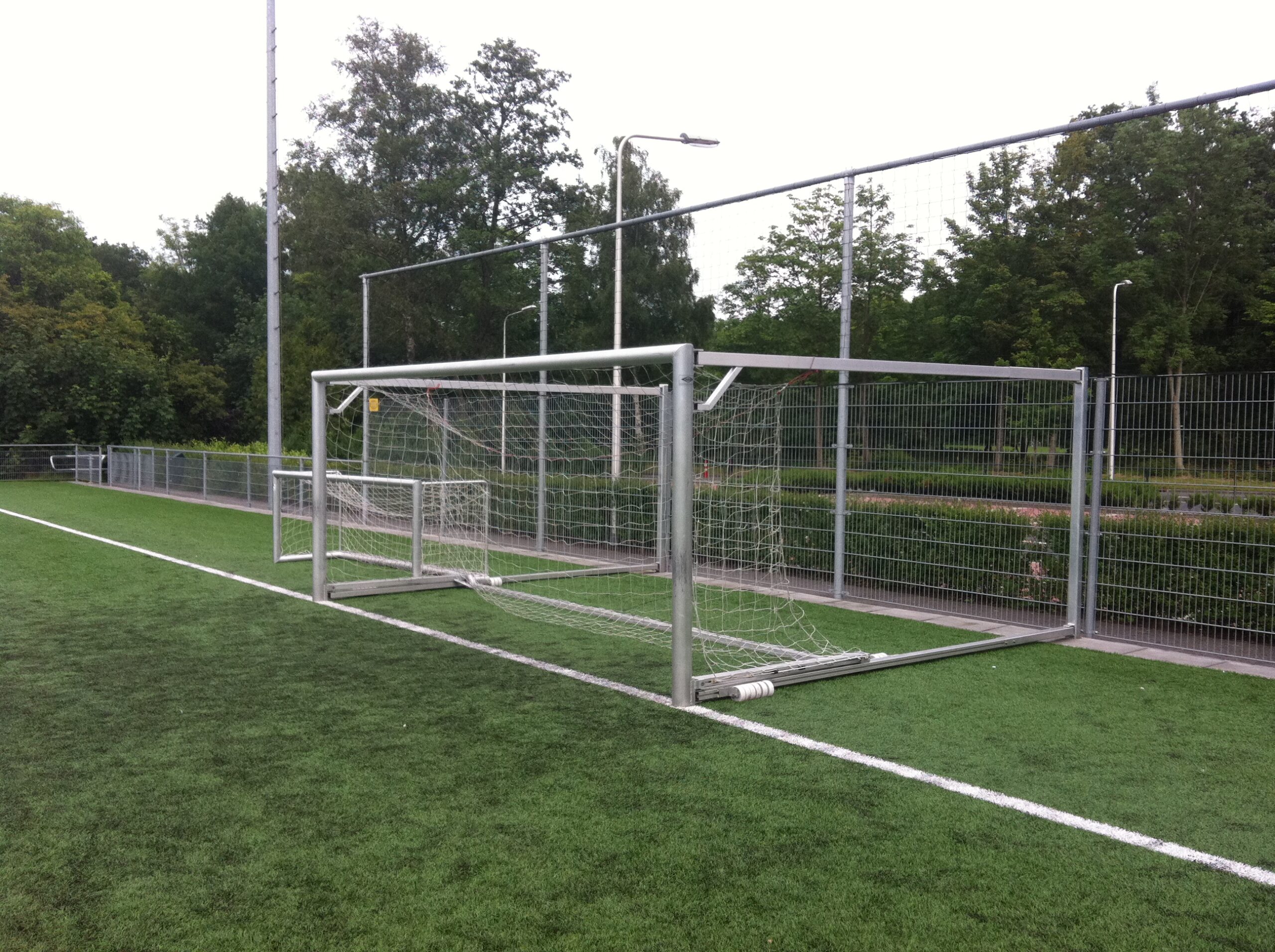 Wegdraaibaar jeugd voetbaldoel: JVD165 2 Jeugd voetbaldoelen model JVD165 Inklapbaar, of ook wel wegdraaibare pupillen voetbaldoelen genoemd. Model JVD165 is kwalitatief het topsegment als het om wegdraaibare jeugd voetbaldoelen gaat.