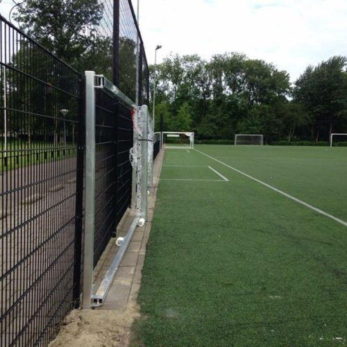 Wegdraaibaar jeugd voetbaldoel: JVD165 12 Het voorste voetbaldoel volledig ingeklapt en op de achtergrond het uitgeklapte voetbaldoel. Een ideale oplossing voor menig voetbalvereniging!