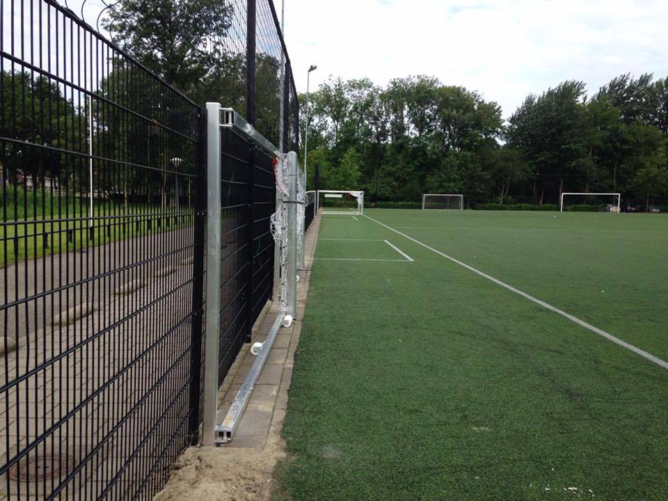 Wegdraaibaar jeugd voetbaldoel: JVD165 3 Het voorste voetbaldoel volledig ingeklapt en op de achtergrond het uitgeklapte voetbaldoel. Een ideale oplossing voor menig voetbalvereniging!