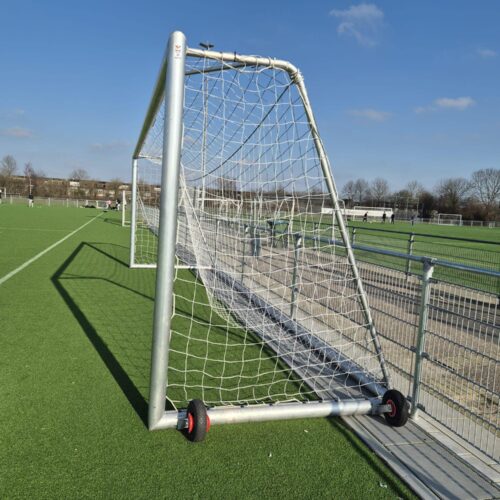 Pupillen voetbaldoel JVD180 60 Door de draagbeugel en soepel lopende woelen zijn deze voetbaldoelen eenvoudig te verplaatsen. Geproduceerd van door en door gelast zwaar geprofileerd aluminium.