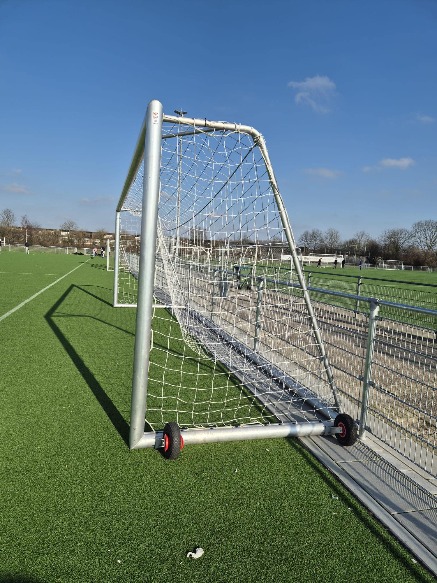 Pupillen voetbaldoel JVD180 30 Door de draagbeugel en soepel lopende woelen zijn deze voetbaldoelen eenvoudig te verplaatsen. Geproduceerd van door en door gelast zwaar geprofileerd aluminium.