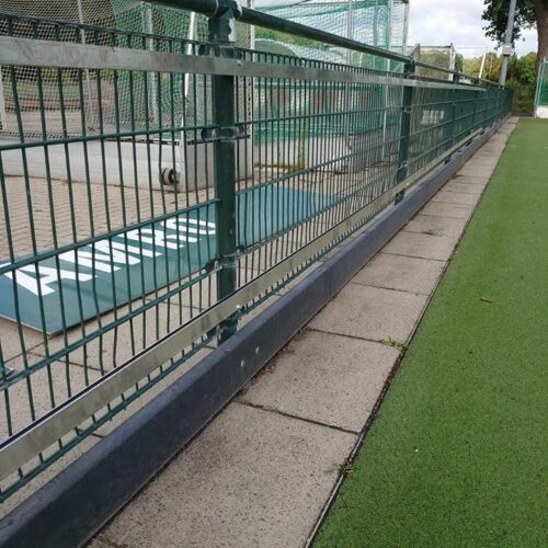 Reclame-ophangsysteem Pro 96 Op montage bij HC Amsterdam. Reclamebord profielen PRO, de verrassend voordelige oplossing en een professionele uitstraling op uw sportaccommodatie.