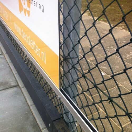 Reclame-ophangsysteem Pro 61 Reclamerails PRO. Reclameborden wisselen was nog niet eerder zo eenvoudig