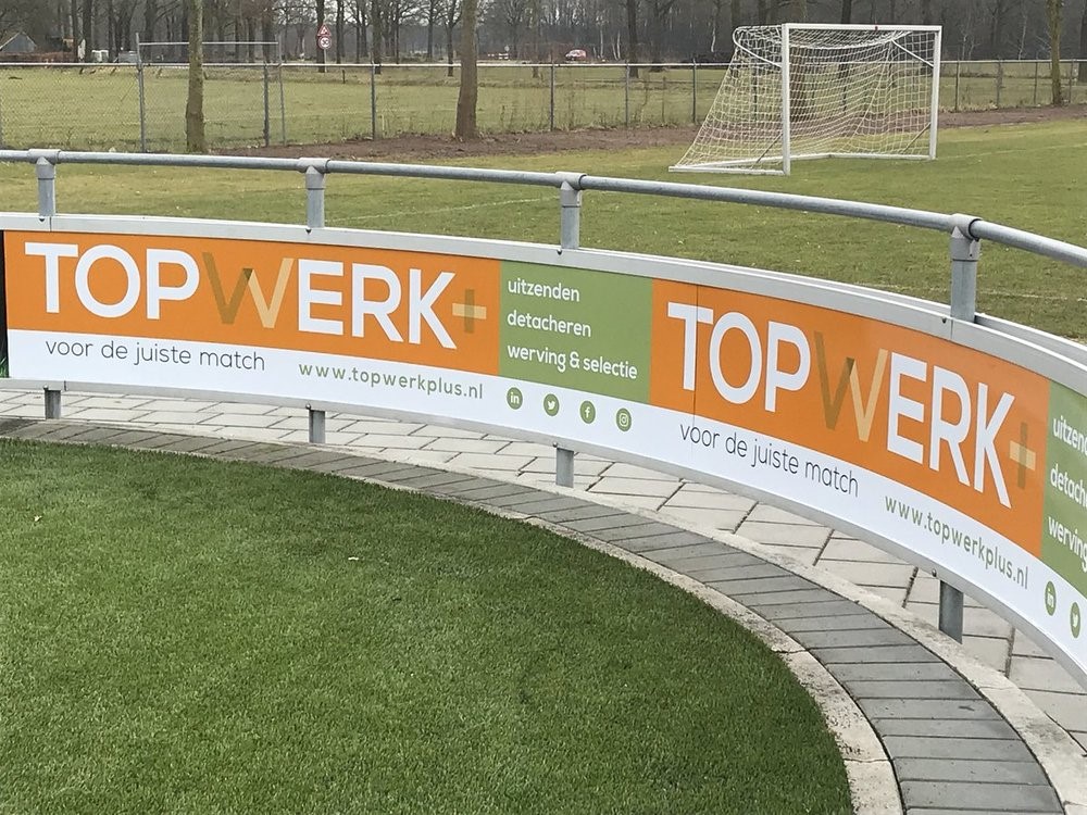 Reclame-ophangsysteem Pro 52 Dankzij het slimme ontwerp met een hogere bovenrail kunnen reclameborden eenvoudig en snel geplaatst en verwijderd worden – zonder gereedschap.