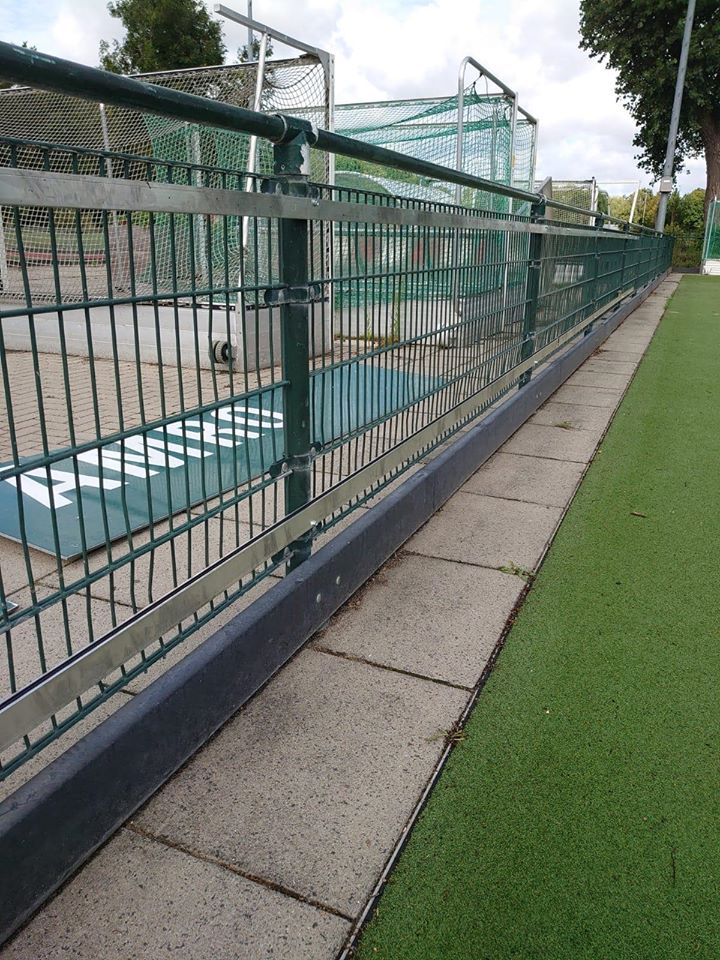 Reclame-ophangsysteem Pro 44 Op montage bij HC Amsterdam. Reclamebord profielen PRO, de verrassend voordelige oplossing en een professionele uitstraling op uw sportaccommodatie.