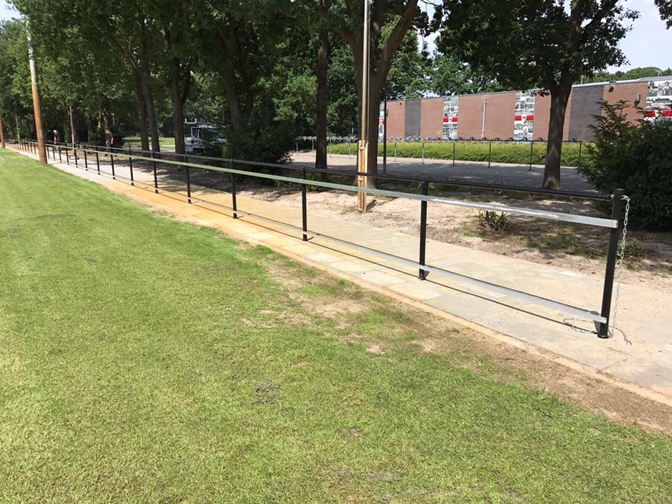 Reclame-ophangsysteem Pro 2 Sponsorbord ophangsysteem PRO. De borden erin en gereed.