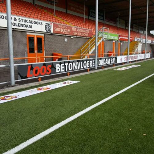 Reclame-ophangsysteem Pro 67 Reclamebordophangsysteem, montage foto bij vv Volendam