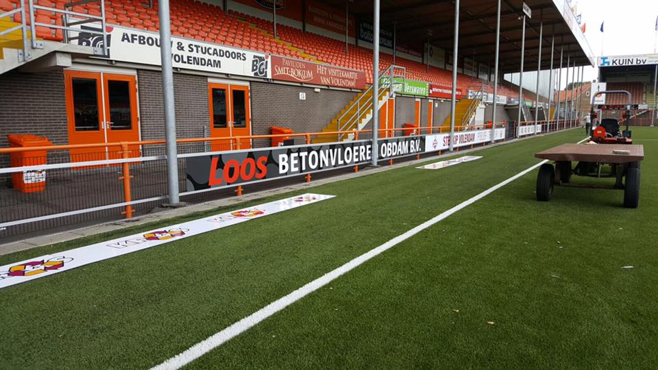 Reclame-ophangsysteem Pro 15 Reclamebordophangsysteem, montage foto bij vv Volendam