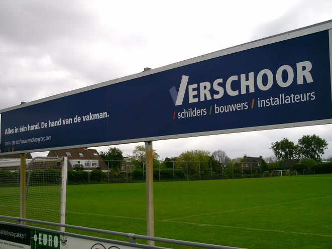 Reclame-ophangsysteem Pro 17 Reclamerails PRO. Ook zeer geschikt voor montage op een stellage