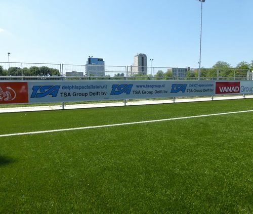 Reclame-ophangsysteem Pro 59 Ons reclamebord ophangsysteem bij Forum Sport uit Voorburg.