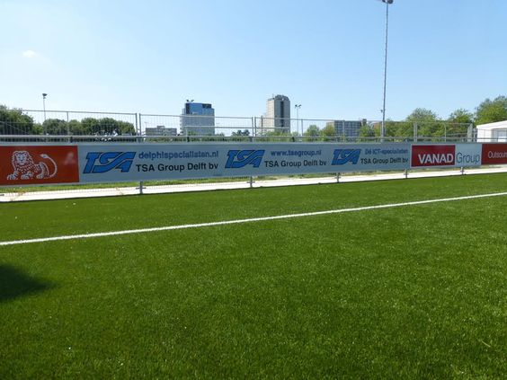 Reclame-ophangsysteem Pro 7 Ons reclamebord ophangsysteem bij Forum Sport uit Voorburg.