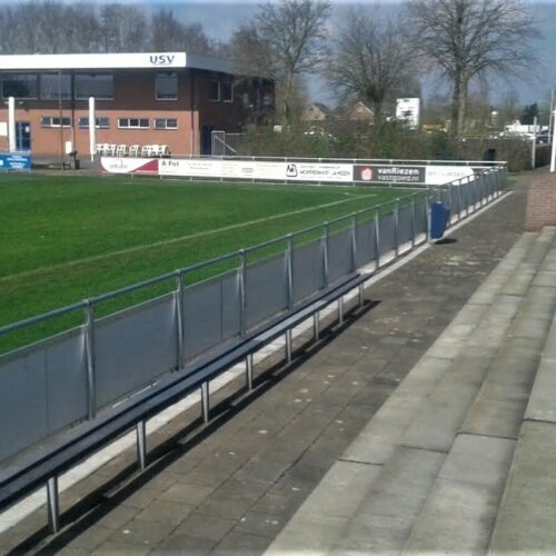 Reclame-ophangsysteem Pro 80 Reclamebord ophangrails PRO. Ook vanaf de achterzijde gezien een zeer netten uitstraling