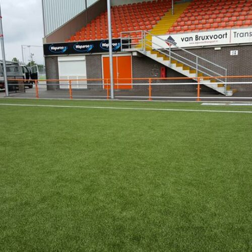 Reclame-ophangsysteem Pro 88 FC Volendam maakt ook gebruik van de sponsorbordprofielen van SKWShop. Onze duurzame aluminium ophangprofielen zijn speciaal ontwikkeld voor sportparken en verenigingen die een betrouwbare, onderhoudsarme oplossing zoeke