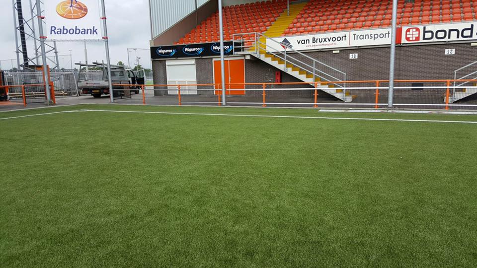 Reclame-ophangsysteem Pro 36 FC Volendam maakt ook gebruik van de sponsorbordprofielen van SKWShop. Onze duurzame aluminium ophangprofielen zijn speciaal ontwikkeld voor sportparken en verenigingen die een betrouwbare, onderhoudsarme oplossing zoeke