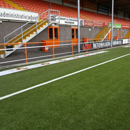 Reclame-ophangsysteem Pro 89 Sponsorbord profielen PRO. Eenvoudig te bevestigen, maar ook wij kunnen de montage van uw sponsorbord profielen verzorgen, zoals hier bij FC Volendam.