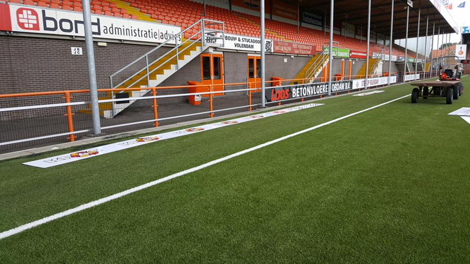 Reclame-ophangsysteem Pro 37 Sponsorbord profielen PRO. Eenvoudig te bevestigen, maar ook wij kunnen de montage van uw sponsorbord profielen verzorgen, zoals hier bij FC Volendam.