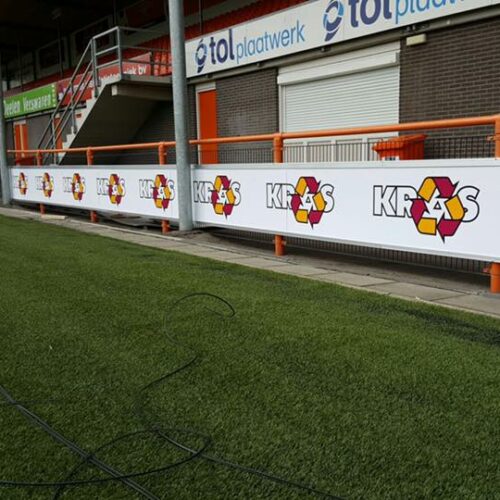 Reclame-ophangsysteem Pro 73 Bij FC Volendam legen onze jongens de laatst hand aan de hand van de montage van ons reclamebord ophangsysteem.