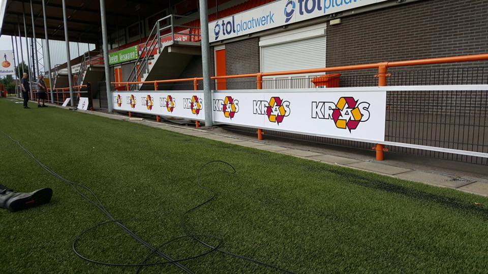 Reclame-ophangsysteem Pro 21 Bij FC Volendam legen onze jongens de laatst hand aan de hand van de montage van ons reclamebord ophangsysteem.