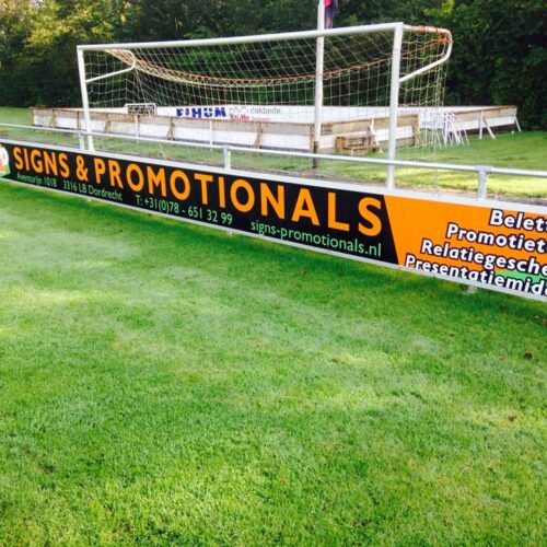 Reclame-ophangsysteem Pro 82 Reclamebord ophangsysteem PRO geeft iedere vereniging een professionele uitstraling