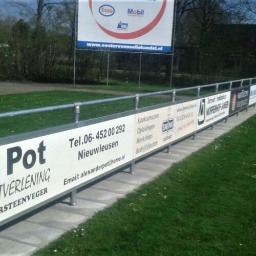 Reclame-ophangsysteem Pro 84 Onze reclamebord ophangrails bij USV. Sponsor ophangbordprofielen PRO, absoluut een topproduct.