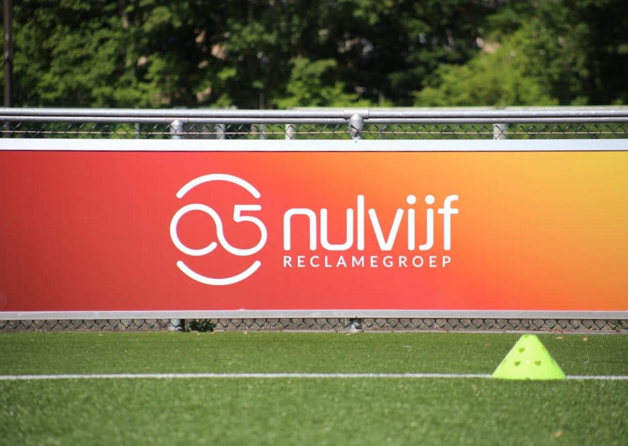 Reclame-ophangsysteem Pro 47 Eenvoudig borden ophangen en wisselen en geen geklapper in de wind.