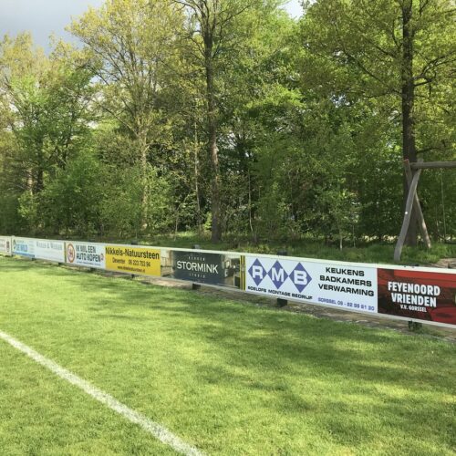 Reclame-ophangsysteem Pro 92 Eenvoudig sponsorborden wisselen en bevestigen. Sponsorbord Ophangsysteem PRO SKWshop natuurlijk