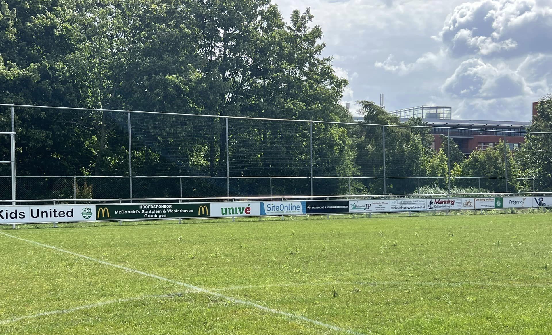 Reclame-ophangsysteem Pro 53 Reclameborden monteren was nog nooit zo makkelijk – met Reclamerails PRO bespaart u tijd, voorkomt u schade en creëert u een professionele afwerking.