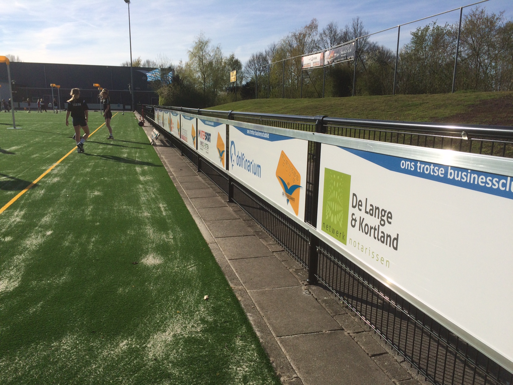 Reclame-ophangsysteem Pro 16 Beelden zeggen genoeg. Het duurzame reclame-bordprofiel voor een zeer scherpe prijs!