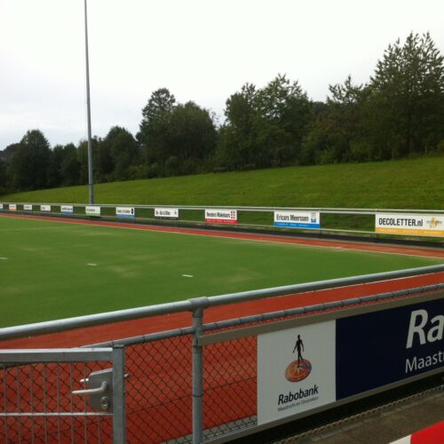 Reclame-ophangsysteem Pro 72 Reclamerails PRO. Ook ideaal voor hockeyvelden.