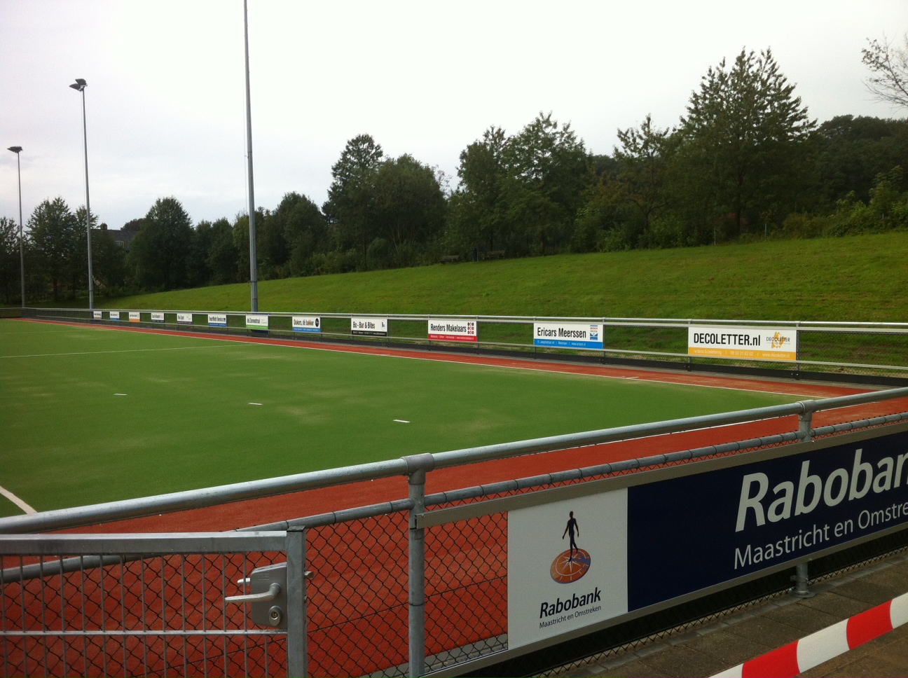 Reclame-ophangsysteem Pro 20 Reclamerails PRO. Ook ideaal voor hockeyvelden.