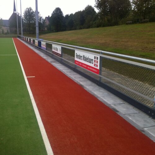 Reclame-ophangsysteem Pro 77 Sponsorbord ophangsysteem PRO. Ook zeer geschikt voor gaashekwerk.