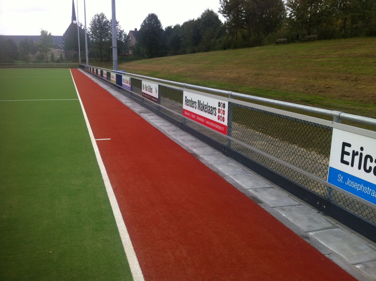 Reclame-ophangsysteem Pro 25 Sponsorbord ophangsysteem PRO. Ook zeer geschikt voor gaashekwerk.