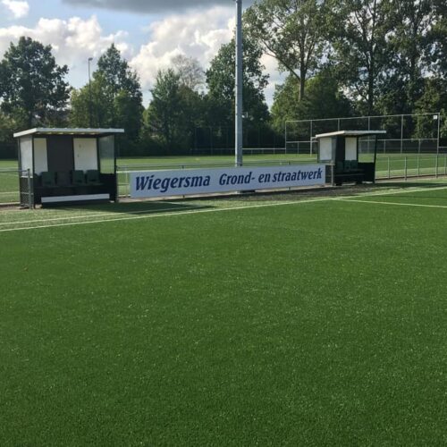 Reclame-ophangsysteem Pro 95 Foto van ons reclamebord ophangsysteem, van weer een tevreden klant. Met een aluminium boven- en onderrail creëert u een stabiele, veilige montageoplossing voor reclameborden die bestand is tegen weer en wind.