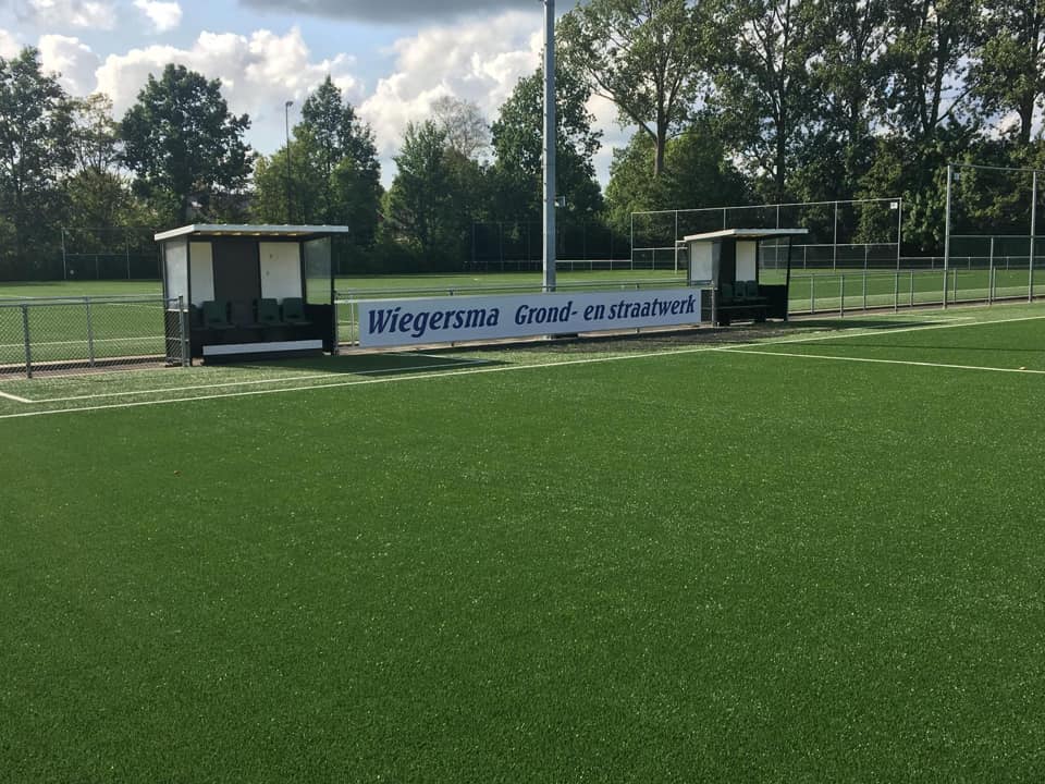 Reclame-ophangsysteem Pro 43 Foto van ons reclamebord ophangsysteem, van weer een tevreden klant. Met een aluminium boven- en onderrail creëert u een stabiele, veilige montageoplossing voor reclameborden die bestand is tegen weer en wind.