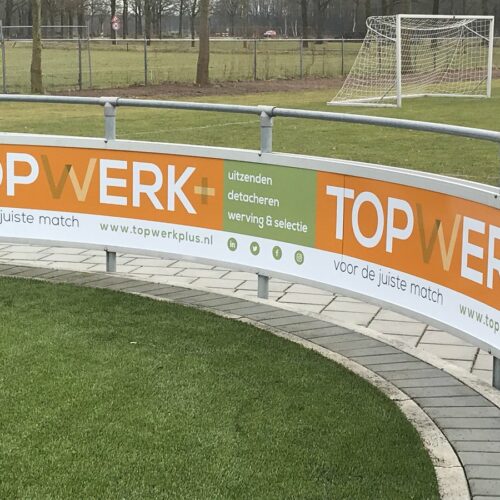 Reclame-ophangsysteem Pro 93 Geef uw sportaccommodatie een professionele uitstraling Reclamebord-ophangsysteem PRO. Messcherpe prijzen!