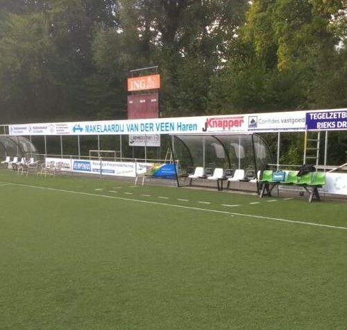 Reclame-ophangsysteem Pro 55 Reclamebord ophangprofielen bij SC Stadspark Groningen. Gebruikt om een 2e reclamebord-ring langs het veld te maken