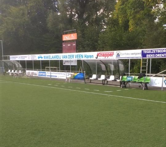 Reclame-ophangsysteem Pro 3 Reclamebord ophangprofielen bij SC Stadspark Groningen. Gebruikt om een 2e reclamebord-ring langs het veld te maken