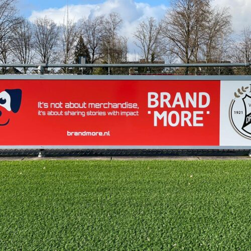 Reclame-ophangsysteem Pro 101 Duurzaam, voordelig en een professionele uitstraling Reclamerails PRO. Een aanwinst voor iedere sportaccommodatie.