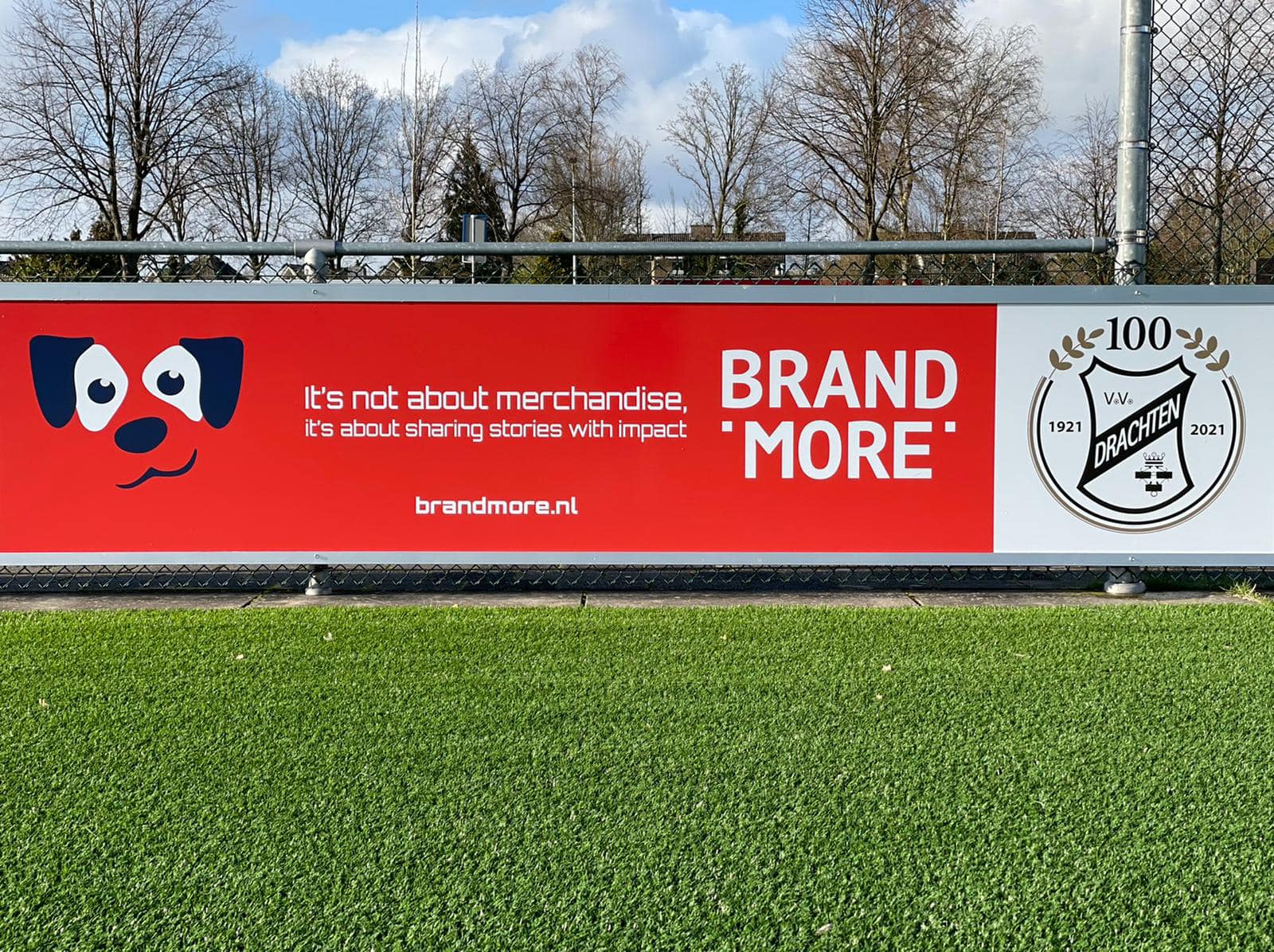 Reclame-ophangsysteem Pro 49 Duurzaam, voordelig en een professionele uitstraling Reclamerails PRO. Een aanwinst voor iedere sportaccommodatie.