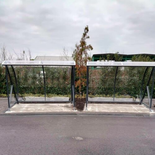 Fietsoverkapping BF1000 - AANBIEDING 77 Twee 3 meter uitvoeringen van deze verrassend voordelige fietsoverkappingen naast elkaar. 1 voor de rokers, de andere voor de fietsen.