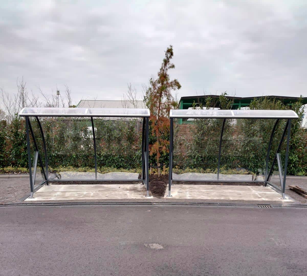 Fietsoverkapping BF1000 - AANBIEDING 20 Twee 3 meter uitvoeringen van deze verrassend voordelige fietsoverkappingen naast elkaar. 1 voor de rokers, de andere voor de fietsen.