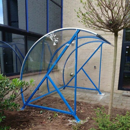 Fietsoverkapping BF1000 - AANBIEDING 73 Onze BF1000, hier uitgevoerd in een frisse blauwe ral kleur. Ideaal als rook abri en fietsoverkapping. Een elegante en zeer duurzame oplossing.