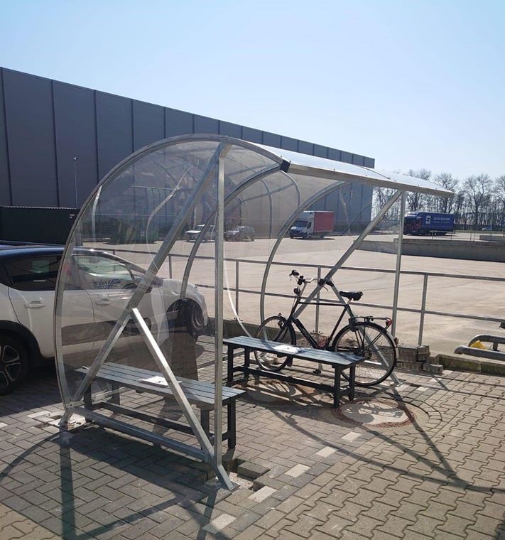 Fietsoverkapping BF1000 - AANBIEDING 15 Fietsenstalling kopen? Hier ingezet als rook abri De verzinkte uitvoering met een lengte van 3 meter.