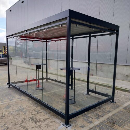 Statafel met model asbak Graphit 22 Ook deze rookabri Keulen 4x2m hebben we voorzien van onze zeer fraaie rook- statafels.